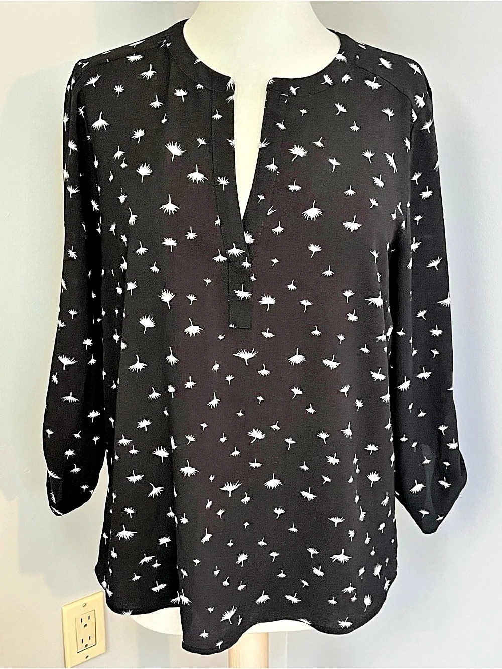 daniel rainn Black & White Abstract Blouse Size Medium Like New